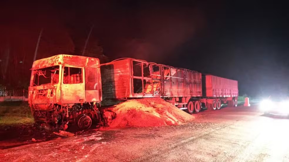 Após pane elétrica, carreta carregada de soja pega fogo no Pará