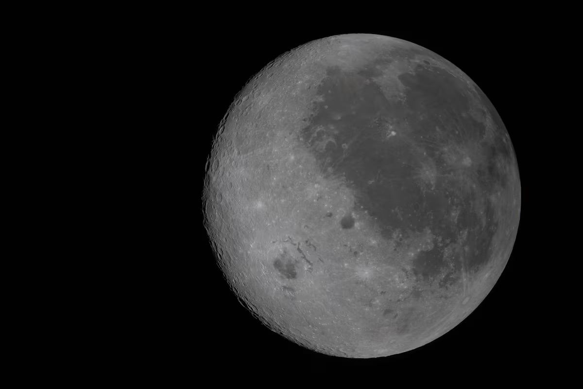 Nasa divulga primeira imagem do lado oculto da Lua; veja como é