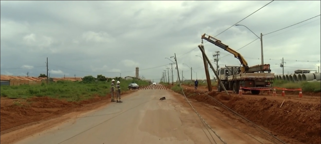 Caminhão derruba poste e deixa 4 bairros sem energia em Paragominas
