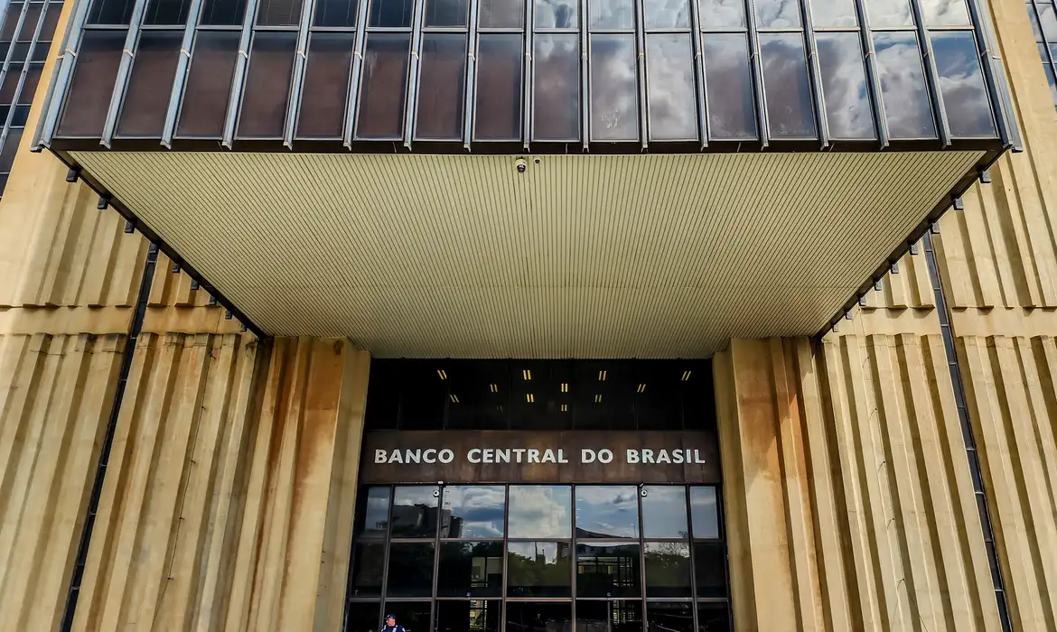 Brasil tem 117 milhões de pessoas com dívidas e BC sobre superendividamento