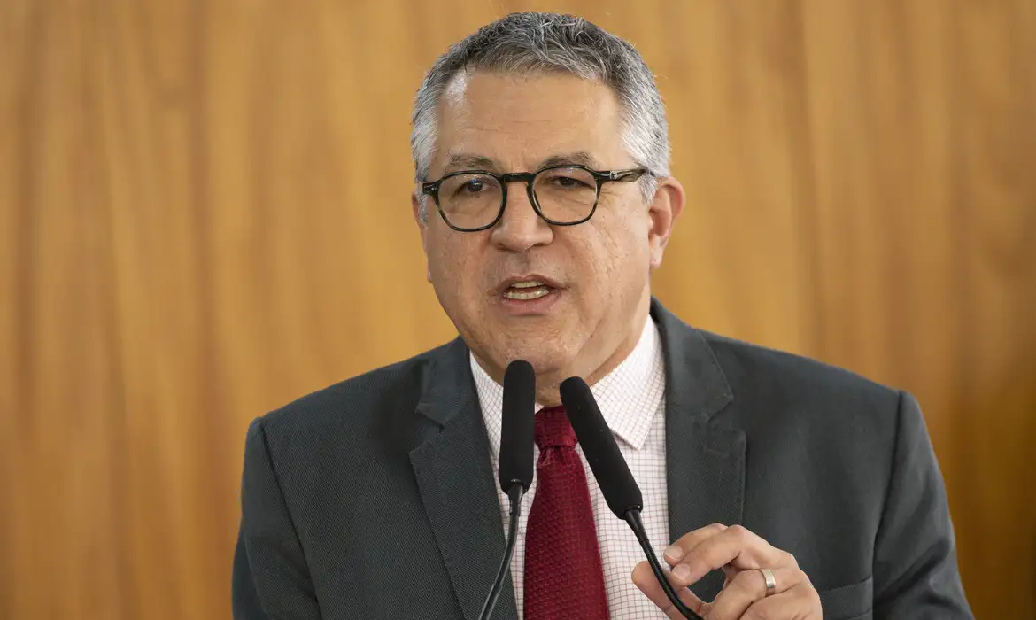 Ministro da Saúde critica Flávio Bolsonaro: ‘Bolsonarinho é antivacina’