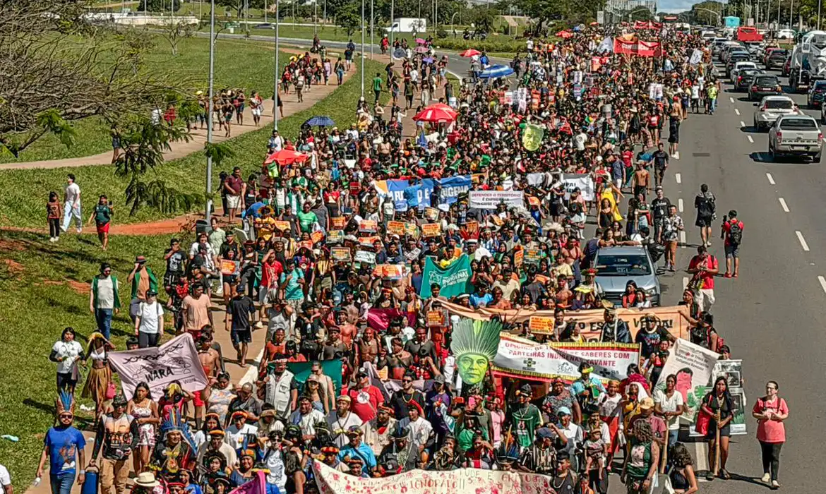 Indígenas de todo o Brasil ocupam a Esplanada dos Ministérios