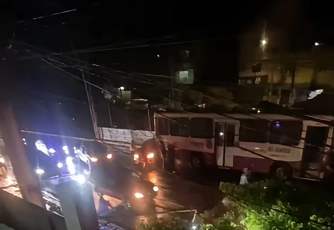 Ônibus se solta durante reboque e atinge carro de passeio no Pará