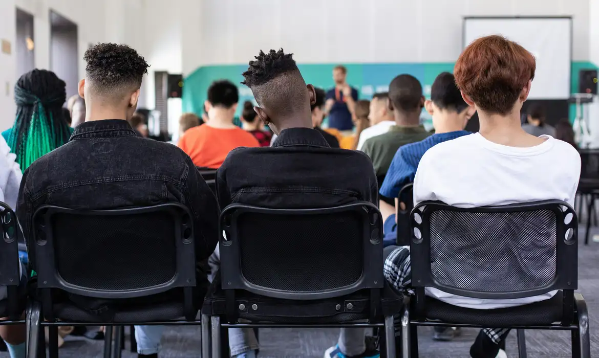 Encontro debate importância do ensino de jornalismo diante de IA