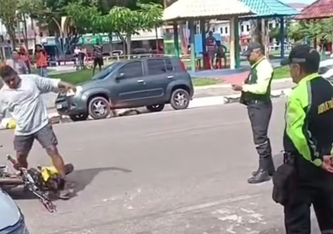 Motociclista destrói própria moto após ser parado em blitz no Pará
