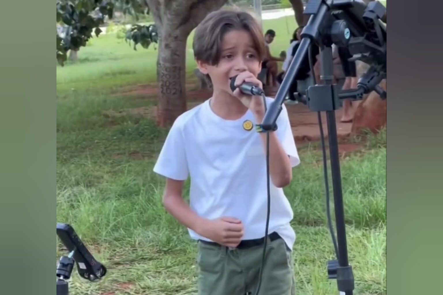 Asafe Machado viraliza ao cantar em quadro de artista de rua em Brasília