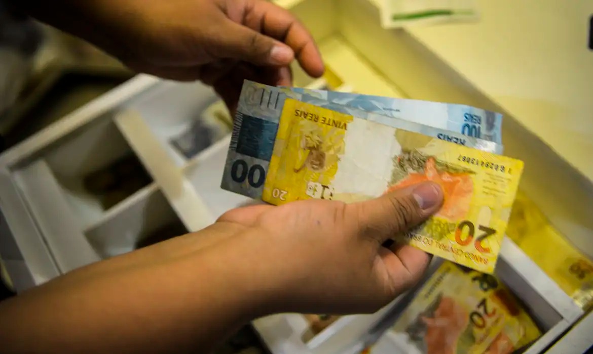 Governo propõe salário mínimo de R$ 1.717 em 2027