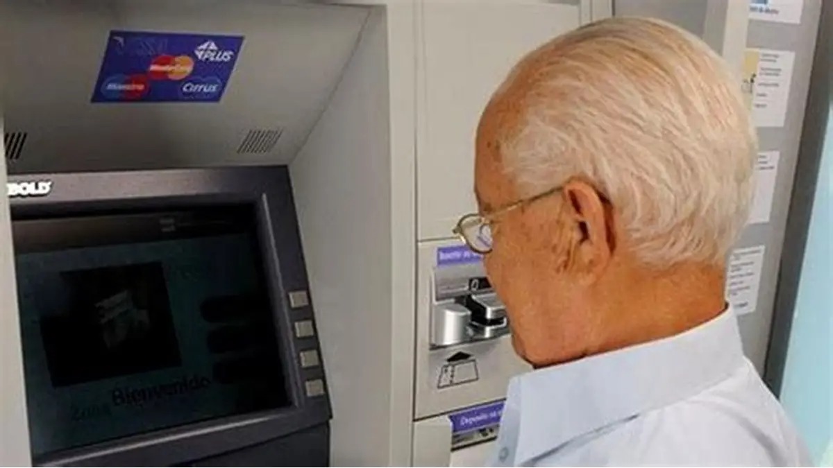 Aposentados e pensionistas do INSS podem consultar antecipação do 13º