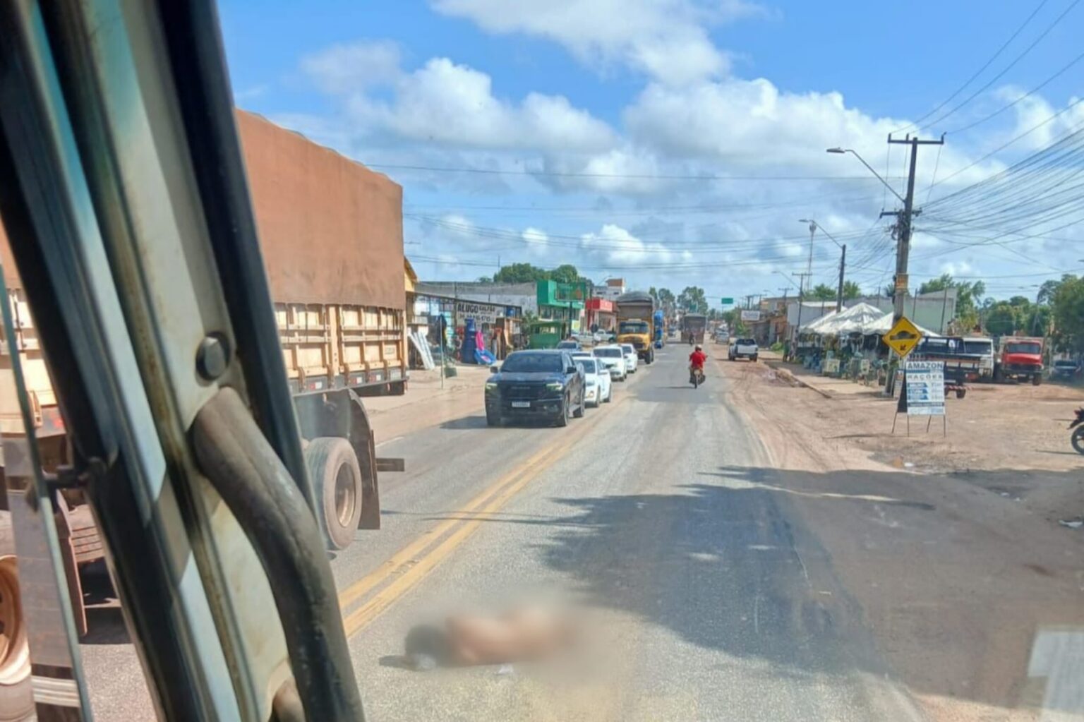 Mulher sem roupas deita na pista da BR-222 em Marabá