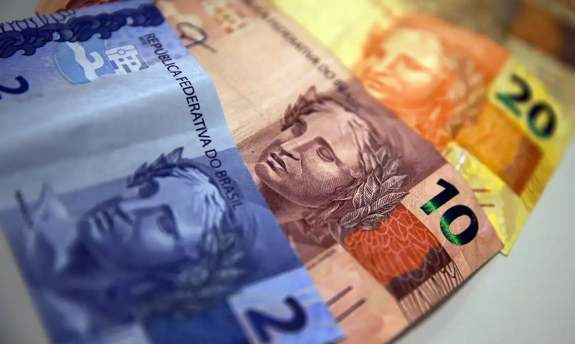 Aposentados e pensionistas do INSS começam a receber 13º nesta sexta-feira (24)