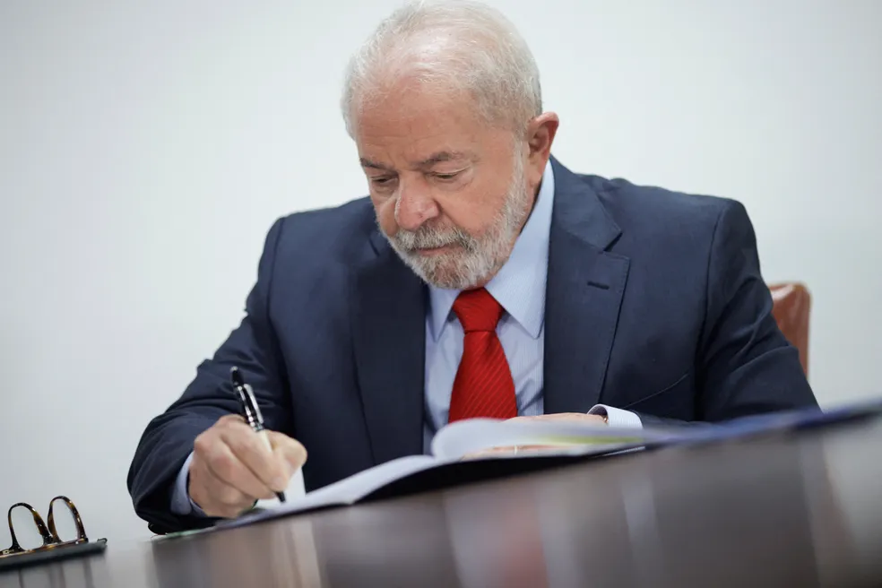Lula sanciona lei que aperta controle do seguro defeso e limita despesas do programa