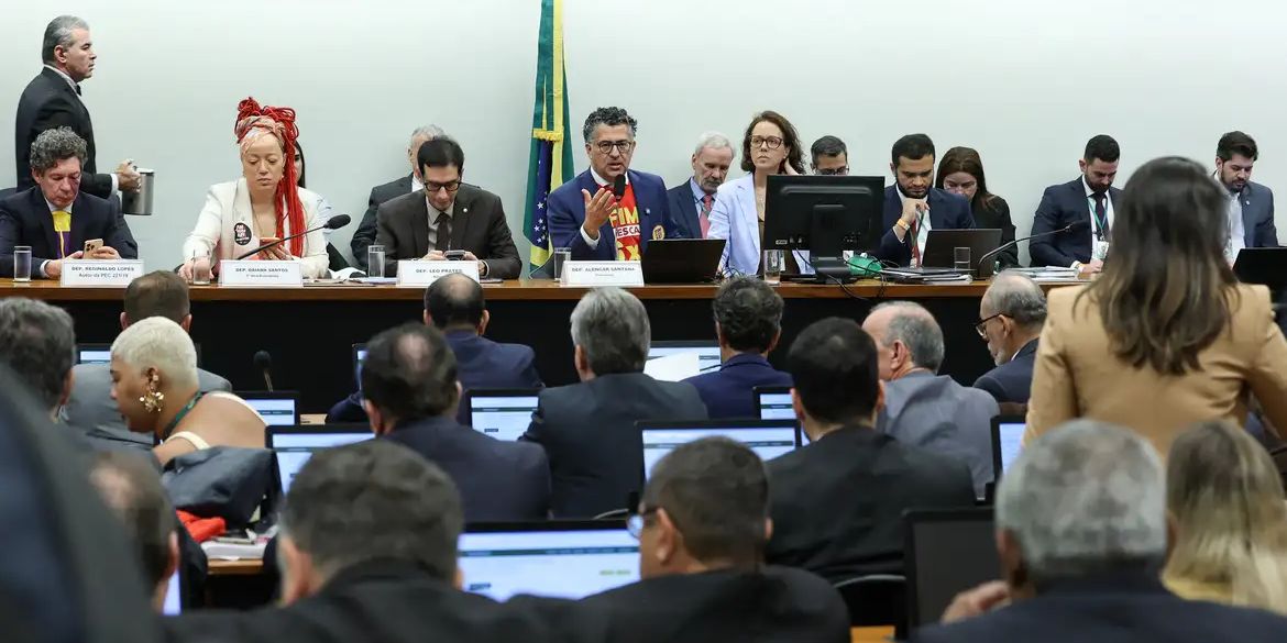 Comissão rejeita destaque do PL para vigência imediata e conclui aprovação da PEC do fim da 6×1