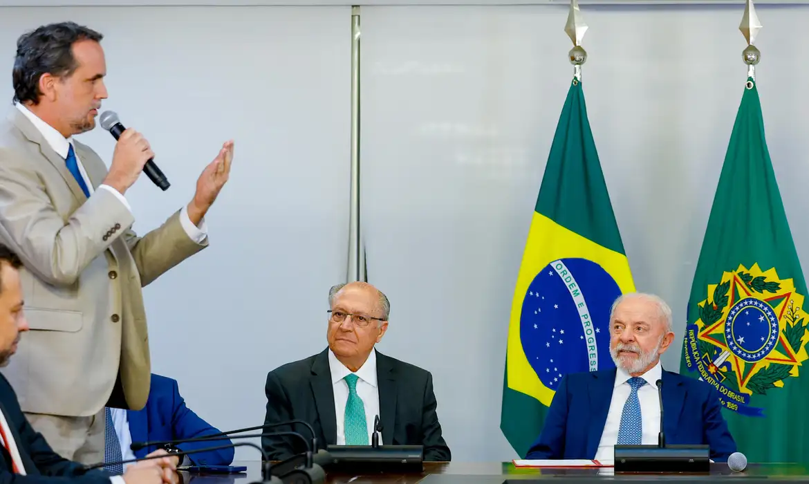 Lula assina Medida Provisória e zera “taxa das blusinhas”