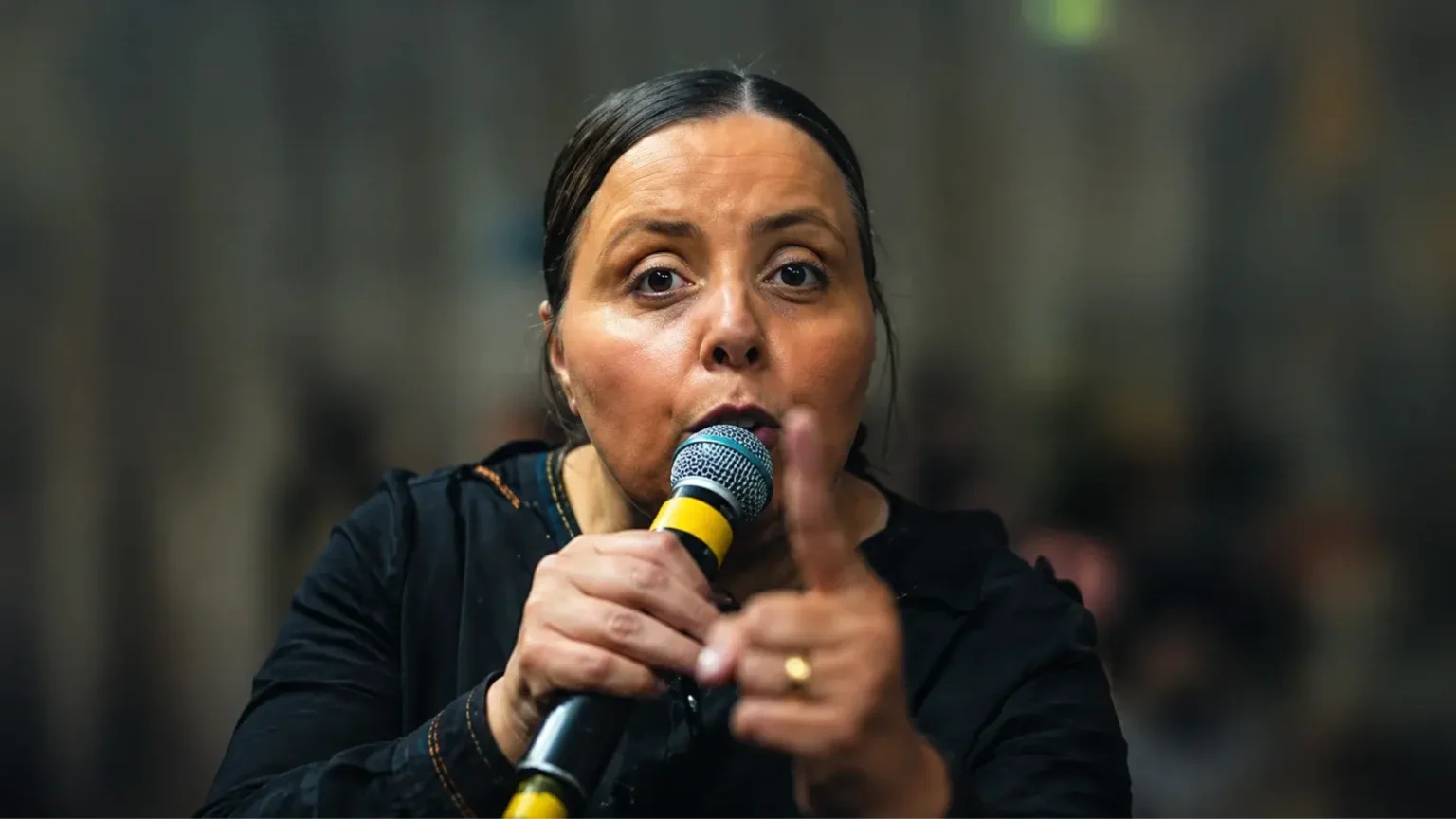 “Pare de orar por ele”: Pastora viraliza após denunciar violência doméstica e abusos em igrejas