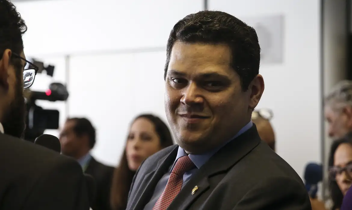 Alcolumbre promulga lei que pode reduzir penas de envolvidos no 8 de janeiro