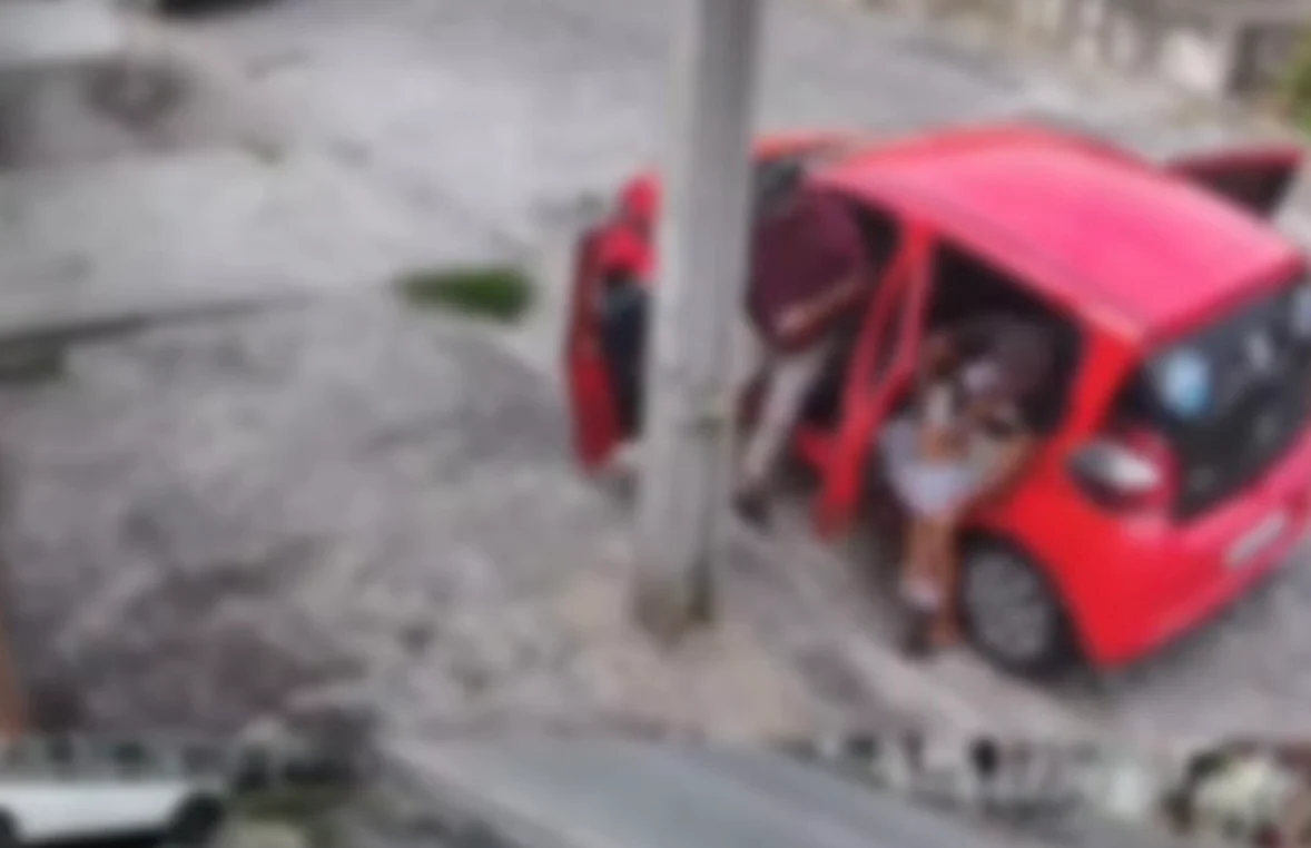 Motorista de app é pego por câmeras ao furtar compras de passageira