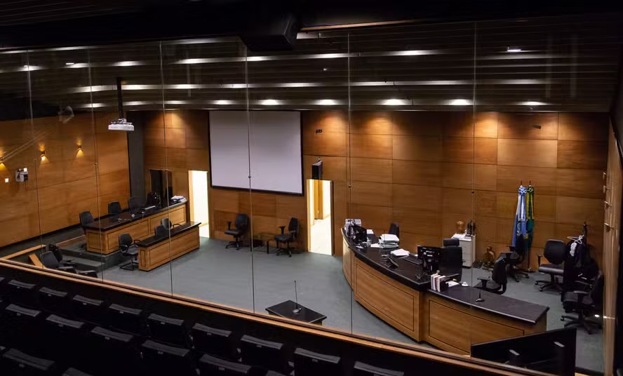 Advogada é retirada do plenário durante julgamento do caso Henry por suspeita de observar anotações dos jurados