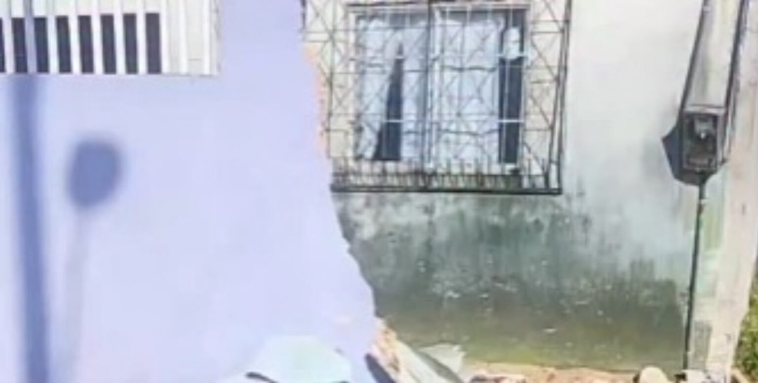 Motorista perde controle de caminhonete e derruba muro de casa em Ipixuna do Pará