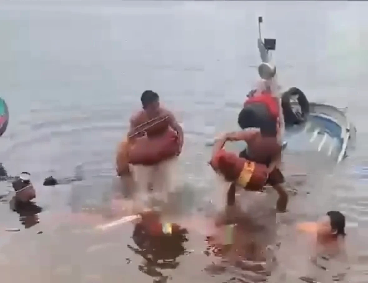 Barco naufraga e afunda com carga de 600 sacos de açaí no Pará