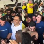 Flávio Bolsonaro é recebido por apoiadores em Altamira e mobiliza eleitores durante chegada ao Pará