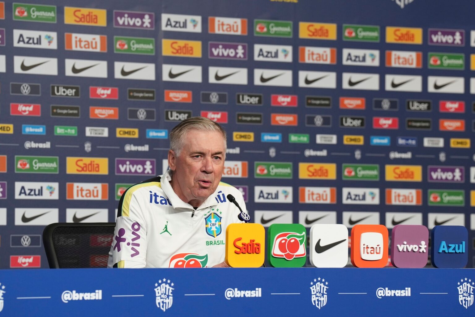 Ancelotti indica Danilo e Alex Sandro como titulares do Brasil na estreia da Copa do Mundo