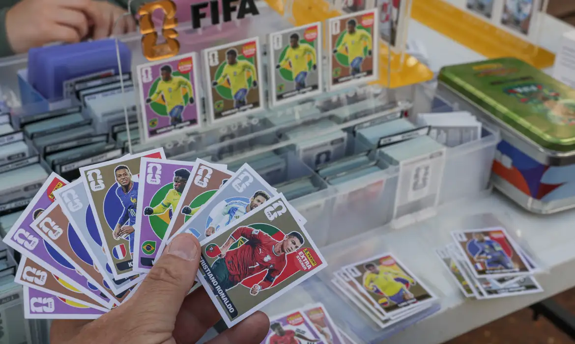 Troca de figurinhas ajuda a reduzir custo do álbum da Copa de 2026