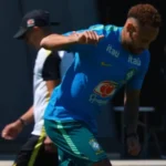 Neymar faz primeiro treino completo com o grupo e pode enfrentar a Escócia