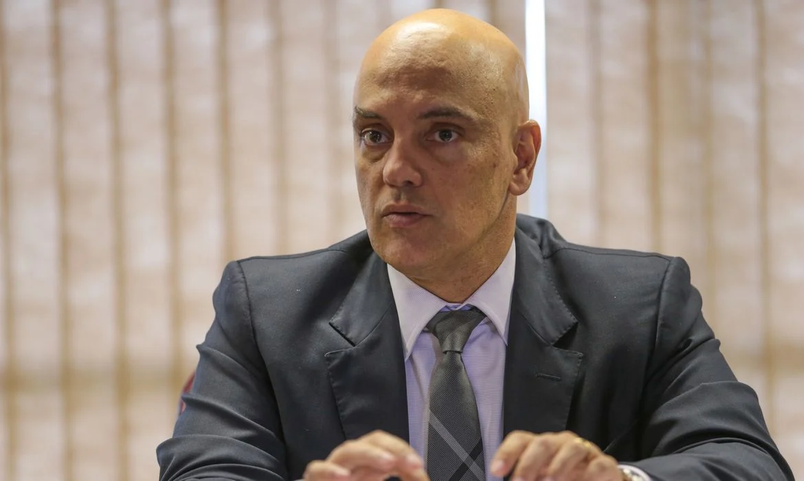 Flávio Bolsonaro pede ao STF afastamento de Moraes em caso ligado a Vorcaro