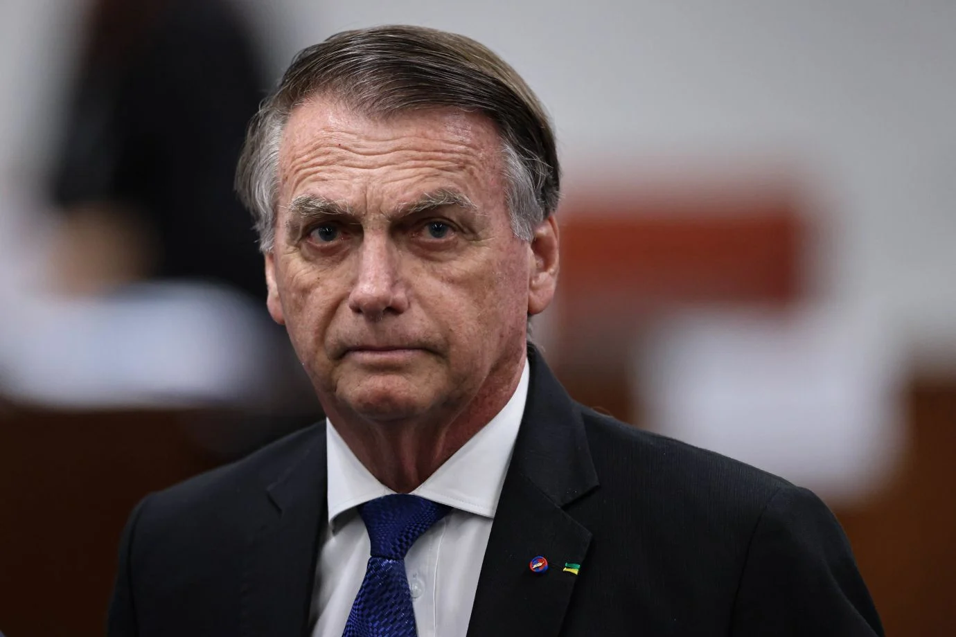 Moraes dá 24 horas para Bolsonaro explicar posse de arma em regime domiciliar
