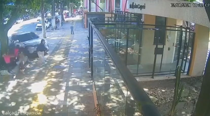 Mulher escapa por pouco de ser atingida após carro perder controle e invadir prédio no Pará