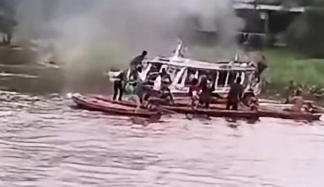 Lancha pega fogo e deixa uma pessoa ferida no Pará
