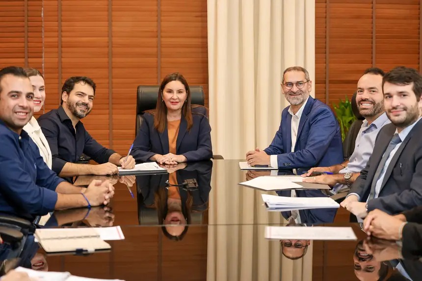 Hana Ghassan assina convênios para equipar hospitais de Irituia e de São Miguel do Guamá