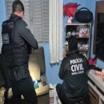 Homem sequestra ex-mulher, estupra e manda ela gravar vídeos se humilhando