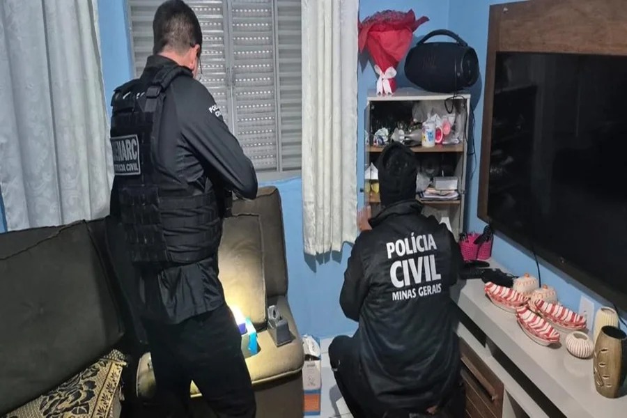 Homem sequestra ex-mulher, estupra e manda ela gravar vídeos se humilhando