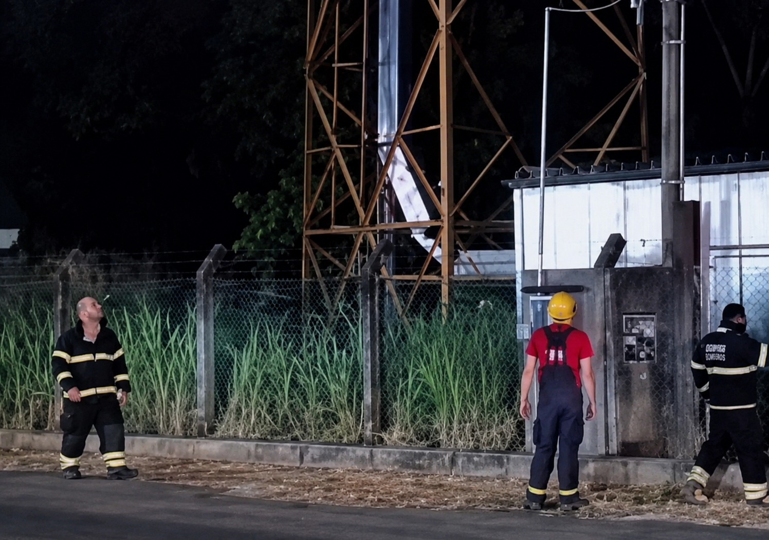 VÍDEO: Bombeiros são acionados para tirar homem do alto de torre em Tucuruí