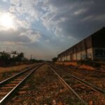 Homem tortura, mata mulher e joga corpo em trilhos de trem para simular acidente