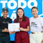 Hana Ghassan entrega certificados a policiais militares treinados para atender pessoas com TEA