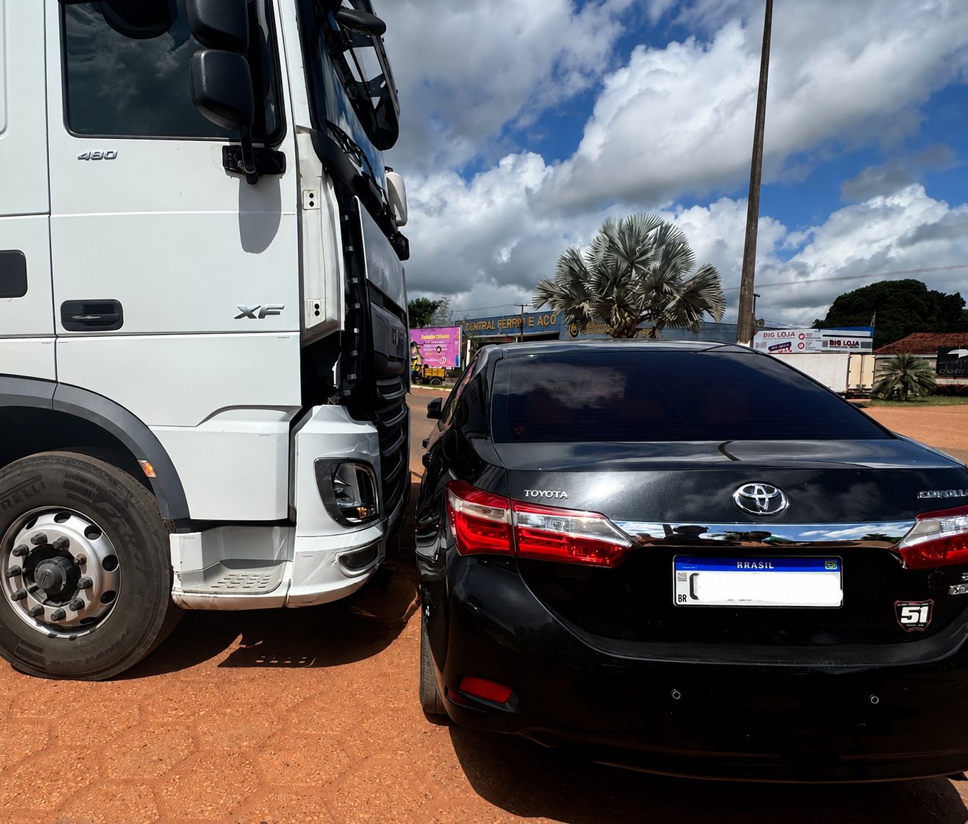Carreta colide na traseira de Corolla em rotatória de Dom Eliseu