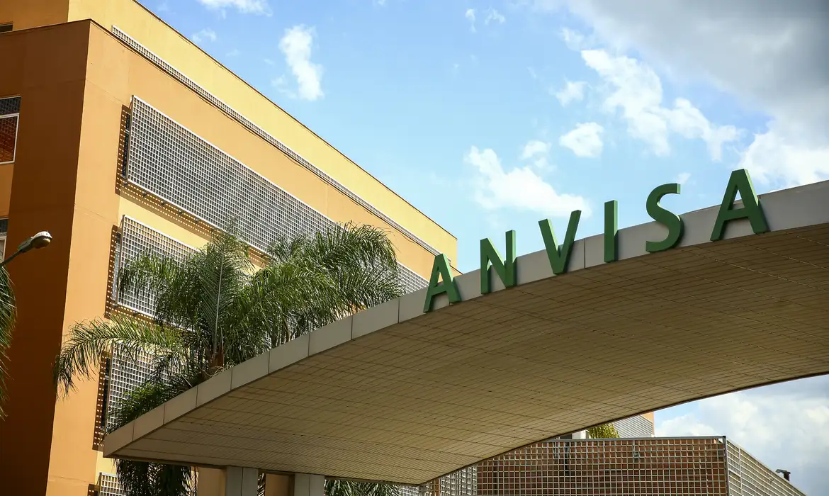 Anvisa começa a regulamentar uso de apps de delivery para entregar medicamentos
