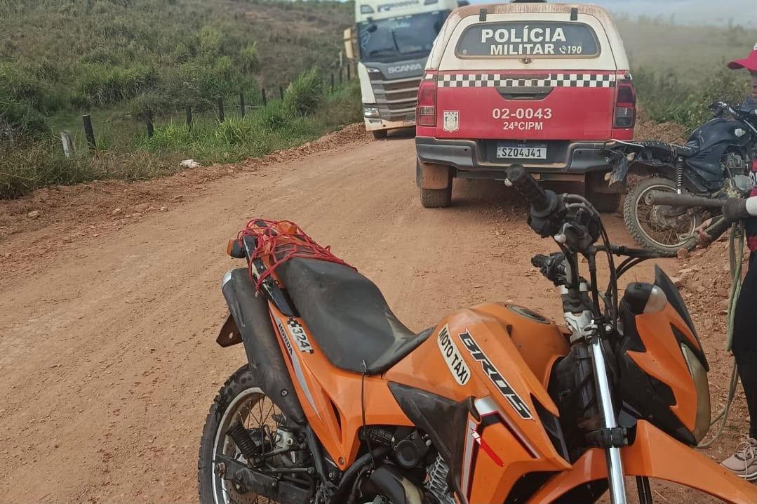 Polícia Militar recupera motocicleta furtada submersa em córrego em Marabá