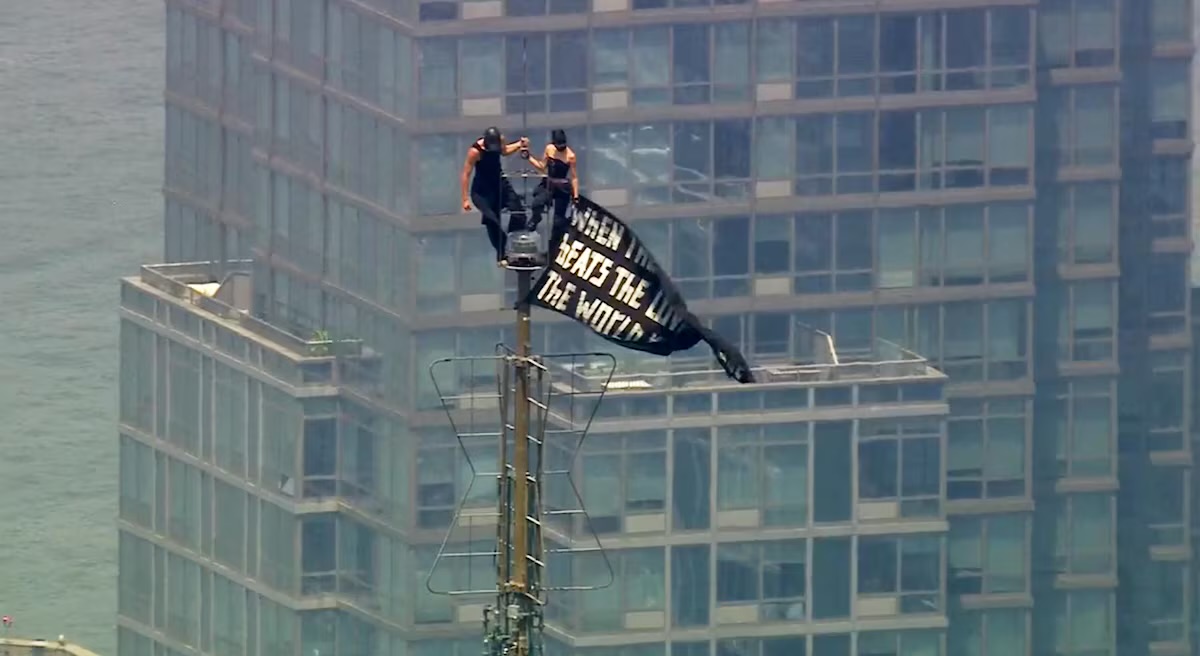 Casal é preso após escalar Empire State Building para protesto e pedido de casamento nos EUA