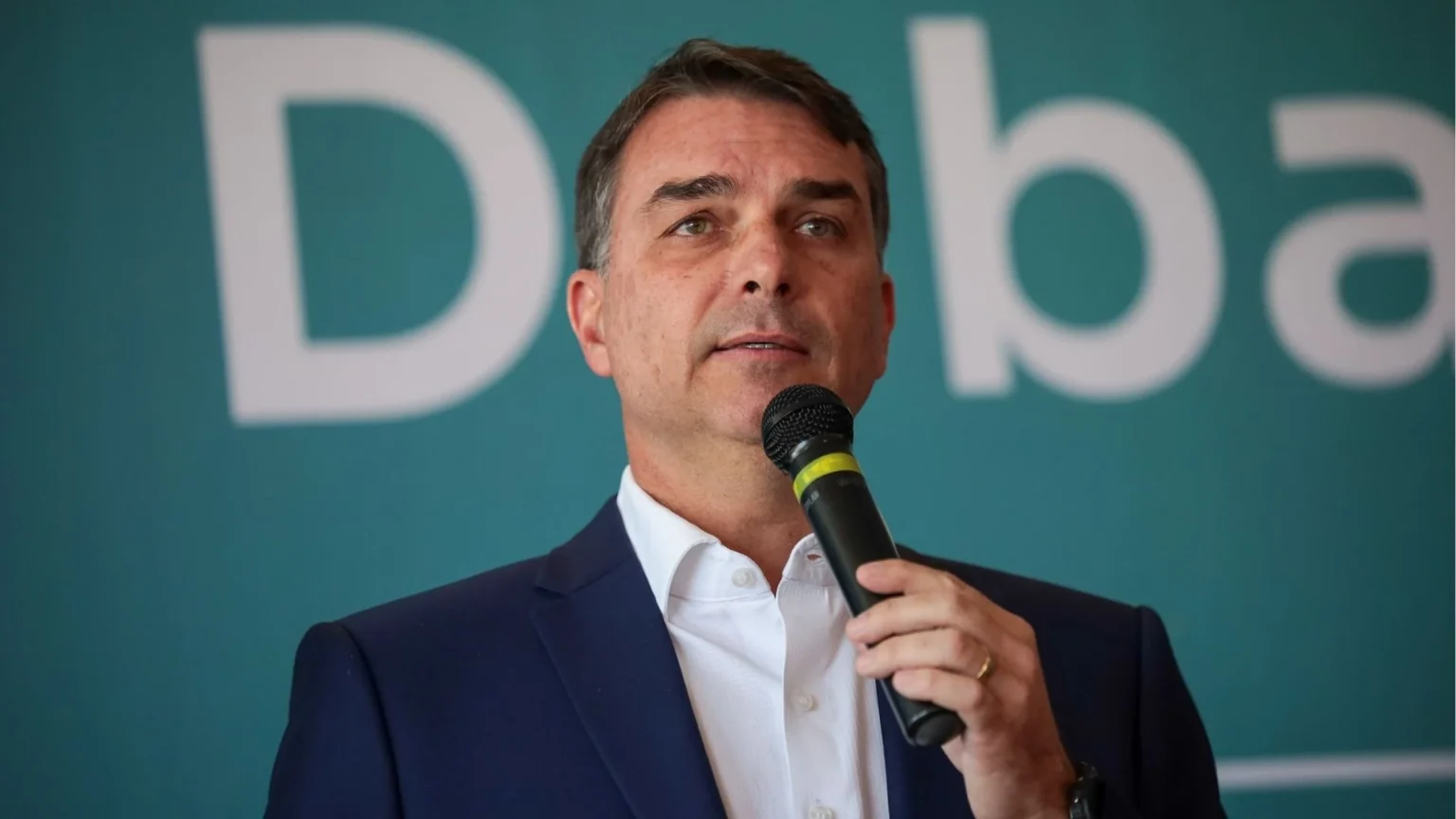 PF cancela depoimento de Flávio Bolsonaro sobre suposta calúnia contra Lula
