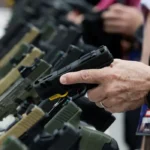 Ações pró-armas de Trump devem favorecer facções criminosas no Brasil