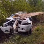 Caminhonete colide contra poste em estrada de acesso a praia no Pará