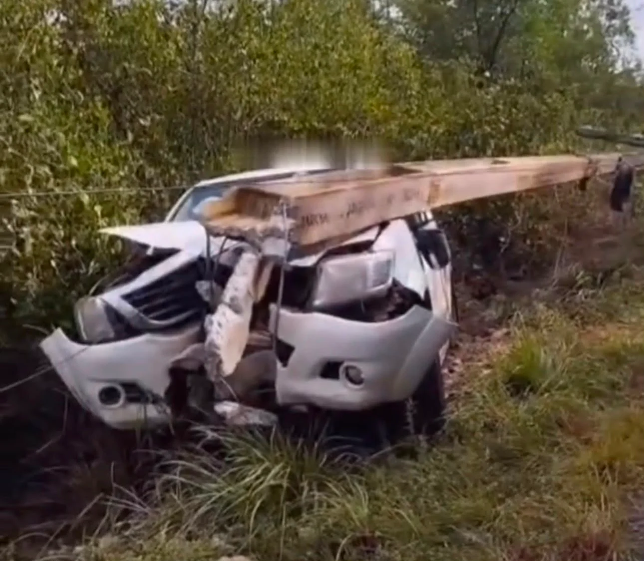 Caminhonete colide contra poste em estrada de acesso a praia no Pará