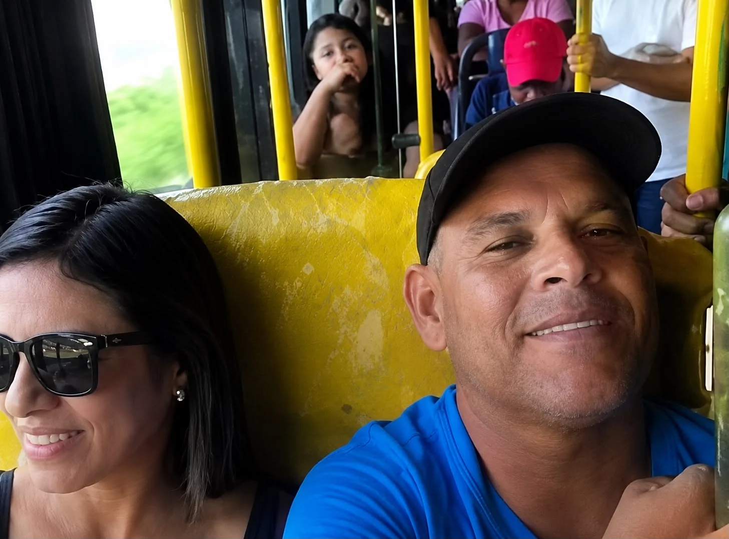 Casal viaja em assentos preferenciais enquanto mulher com bebê viaja em pé no Pará