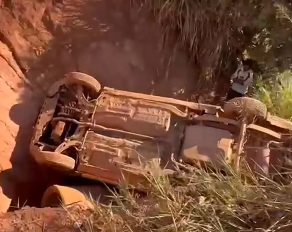 Carro capota após sair da pista em estrada de terra no sudeste do Pará