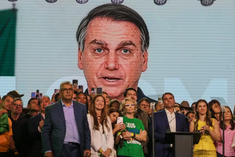 Moraes dá 48 horas para Bolsonaro informar se autorizou vídeo com IA