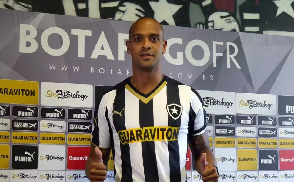 Tragédia: ex-atacante Tássio morre após desabamento de muro