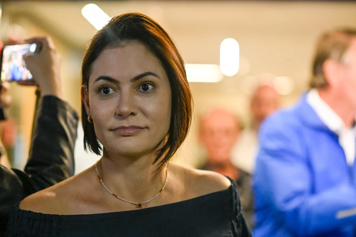 Michelle Bolsonaro anuncia saída do PL Mulher após crise com Flávio
